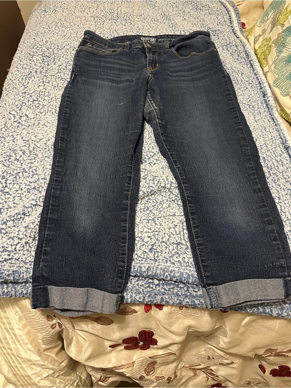 Signature women's Levi and Strauss modern capri size 10 cuffed